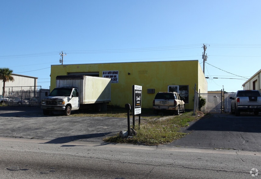 More Photos Of 1002 SE 9th St, Cape Coral Service For Sale