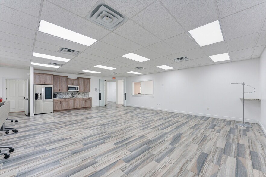 More Photos Of 3911 Golf Park Loop, Bradenton Office For Sale