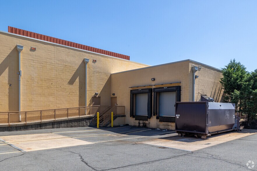 More Photos Of 43670 Greenway Corporate Dr, Ashburn General Retail For Lease