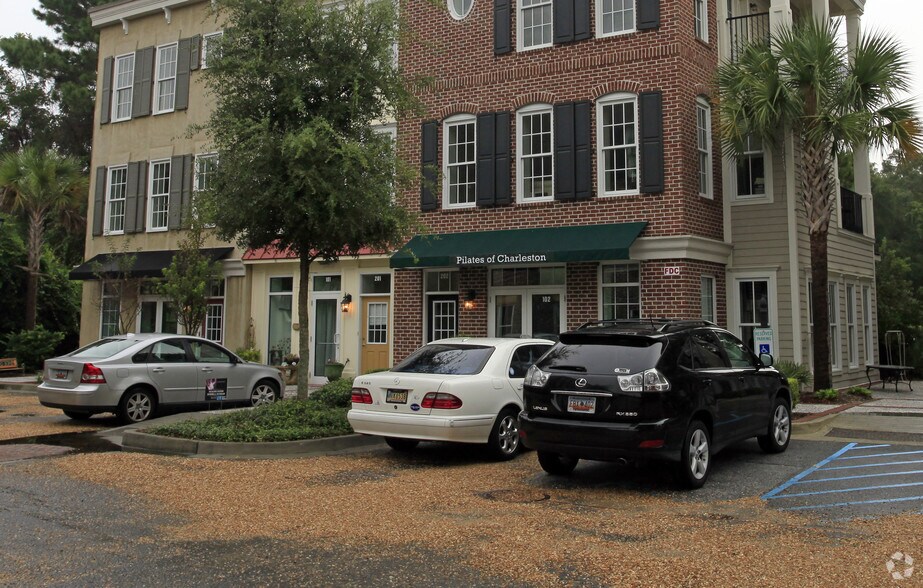 More Photos Of 720 S Shelmore Blvd, Mount Pleasant Storefront Retail Residential For Lease