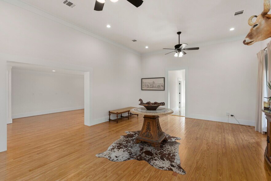 More Photos Of 824 High St, Comfort Winery Vineyard For Sale