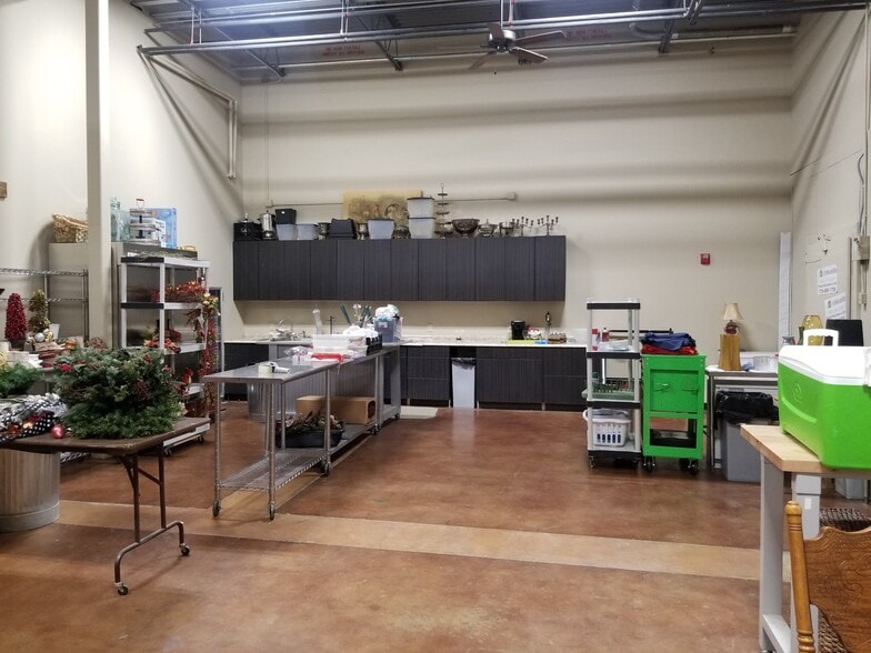 More Photos Of 1890 W Oak Pky, Marietta Showroom For Lease