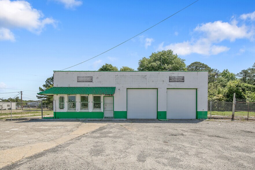 Primary Photo Of 3579 Gillespie St, Fayetteville Auto Repair For Sale