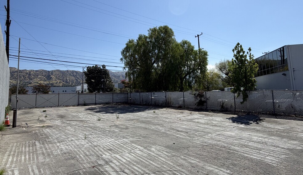 More Photos Of 3014 Floyd St, Burbank Warehouse For Sale