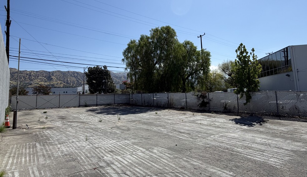 More Photos Of 3014 Floyd St, Burbank Warehouse For Lease