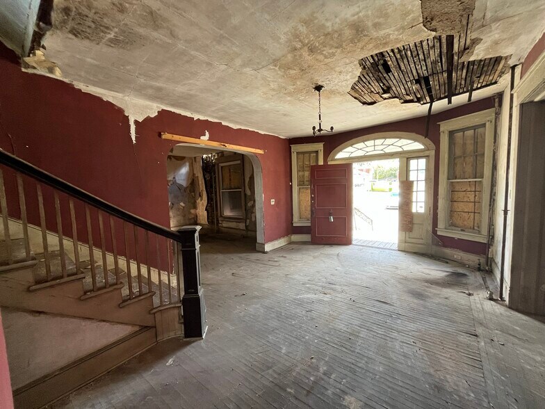 More Photos Of 17 Corling St, Petersburg Flex For Sale