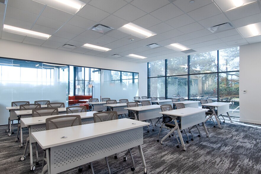 More Photos Of 1349 Empire Central Dr, Dallas Office For Lease