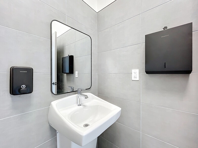 More Photos Of 705 Hennis Rd, Winter Garden Showroom For Lease