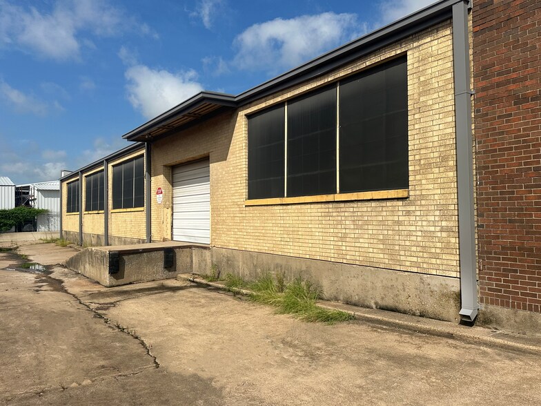 More Photos Of 8303 Sovereign Row, Dallas Flex For Lease