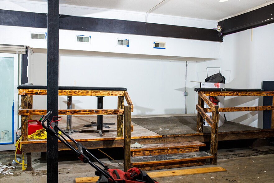 More Photos Of 719 Central Ave W, Hampton Flex For Lease