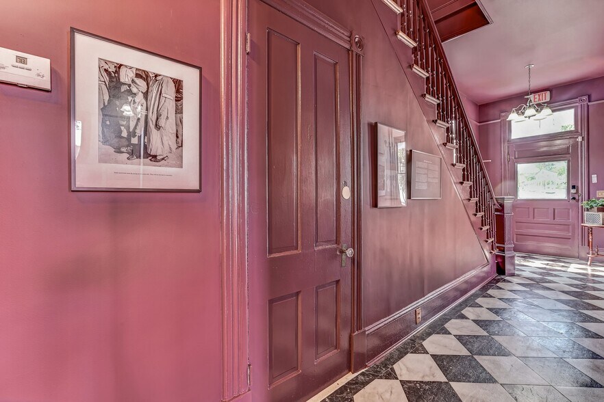 More Photos Of 422 W 43rd St, Savannah Storefront Retail Office For Sale