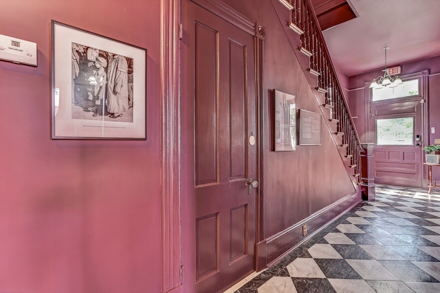 More Photos Of 422 W 43rd St, Savannah Storefront Retail Office For Sale