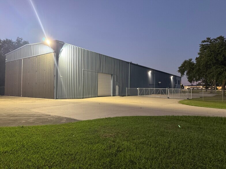 More Photos Of 3505 W Admiral Doyle Dr, New Iberia Flex For Lease