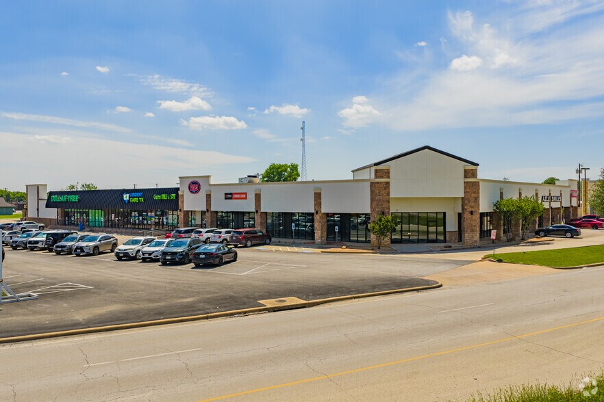 More Photos Of 605 Northwest Pky, Azle Unknown For Lease