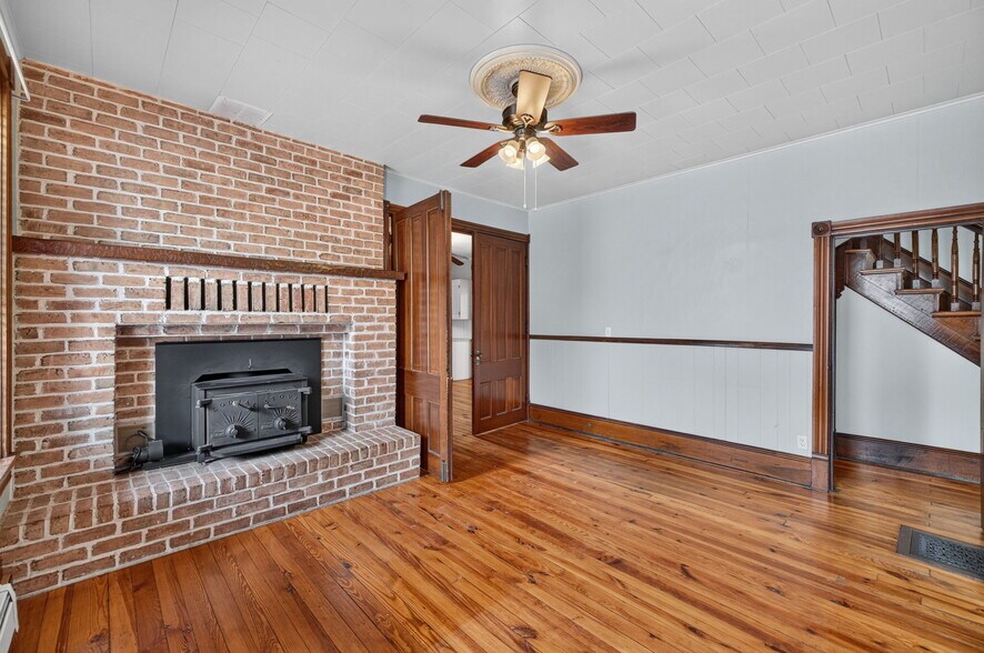 More Photos Of 330 Mahoning St, Milton Office For Sale
