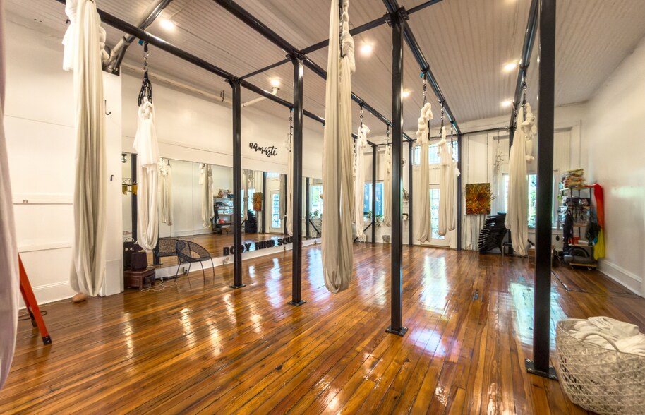 More Photos Of 205-209 S College Ave, Salem Office For Lease