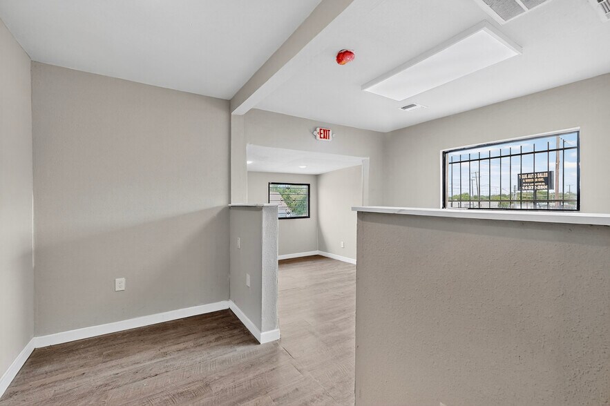 More Photos Of 3818 S Lancaster Rd, Dallas Showroom For Lease