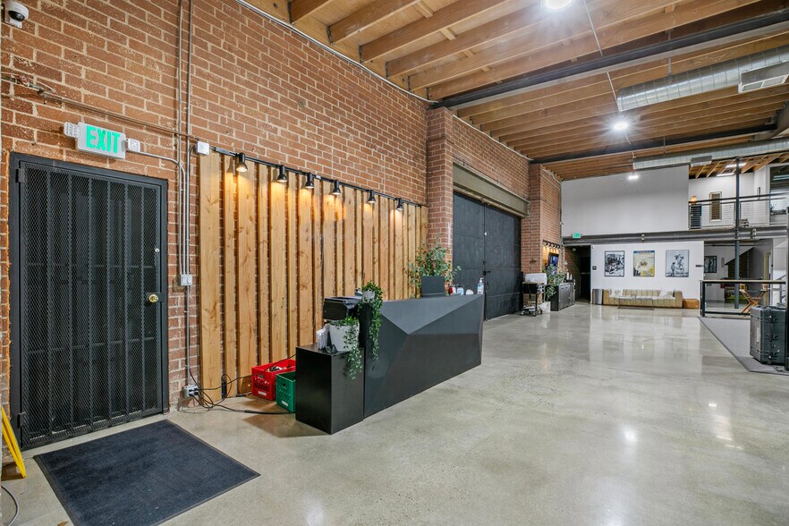 More Photos Of 1604 Venice Blvd, Los Angeles Showroom For Lease