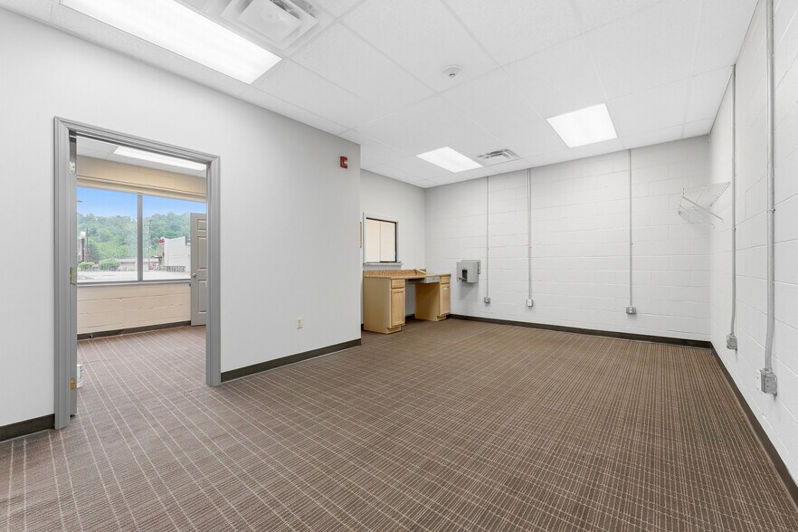 More Photos Of 34 Sterling Dr, Morgantown Flex For Lease