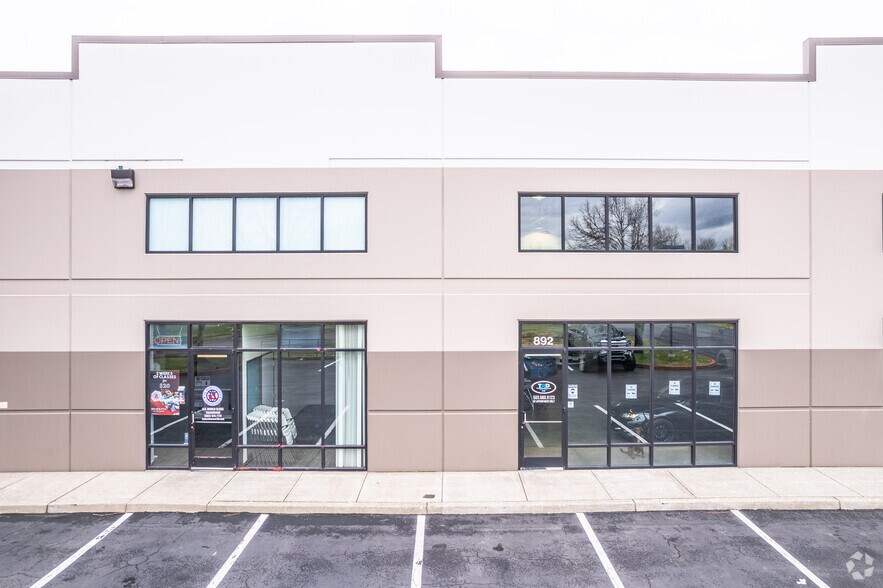 More Photos Of 1020-1080 NW Corporate Dr, Troutdale Unknown For Lease