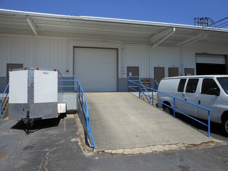 More Photos Of 572-2 Appleyard Dr, Tallahassee Warehouse For Lease