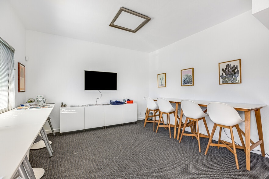 More Photos Of 664-668 N Palm Canyon Dr, Palm Springs Office For Lease