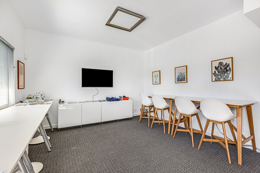 More Photos Of 664-668 N Palm Canyon Dr, Palm Springs Office For Sale