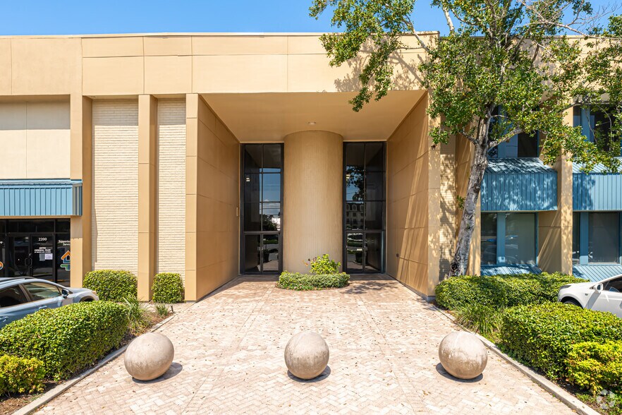 More Photos Of 2200 Veterans Memorial Blvd, Kenner Office For Lease