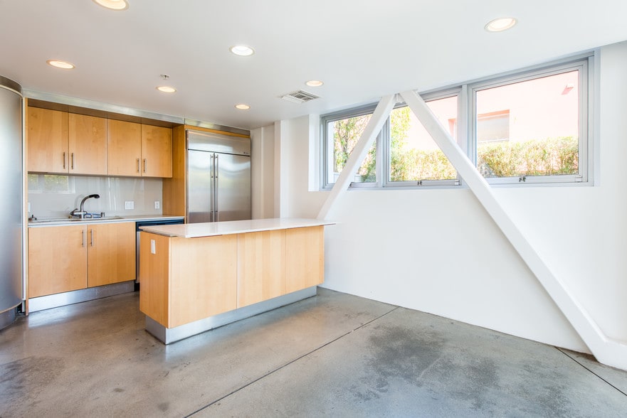 More Photos Of 2100 Abbot Kinney Blvd, Venice Office For Lease