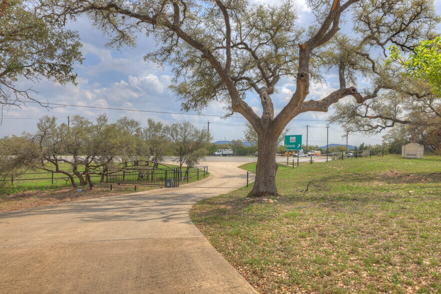 More Photos Of 30665 N Us Hwy 281, Bulverde Office For Sale