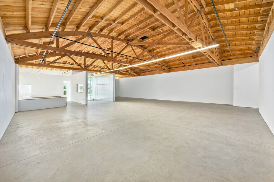 More Photos Of 9055 Santa Monica Blvd, West Hollywood General Retail For Lease