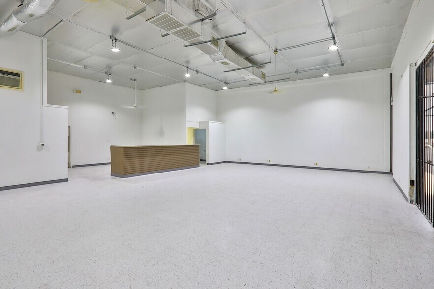 More Photos Of 4727-4751 Center Park Blvd, San Antonio Manufacturing For Lease