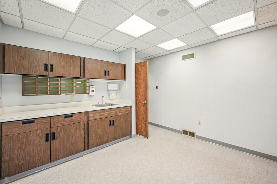 More Photos Of 2000 Green St, Farrell Medical For Sale