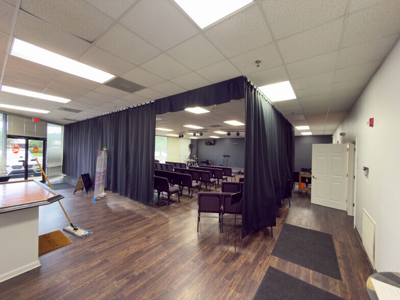 More Photos Of 275 W Airport Blvd, Pensacola Storefront Retail Office For Lease