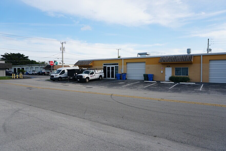 More Photos Of 1042-1048 NE 44th St, Oakland Park Industrial For Lease