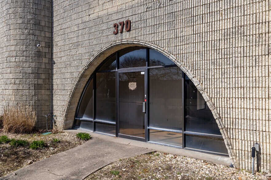 More Photos Of 370 Oser Ave, Hauppauge Warehouse For Lease