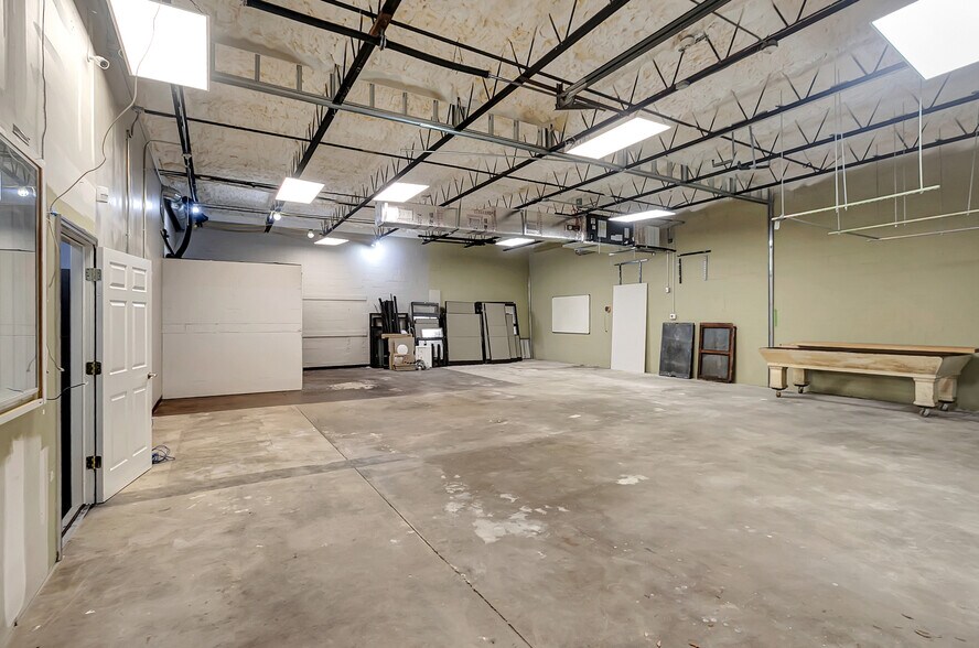 More Photos Of 450 94th Ave N, Saint Petersburg Flex For Lease