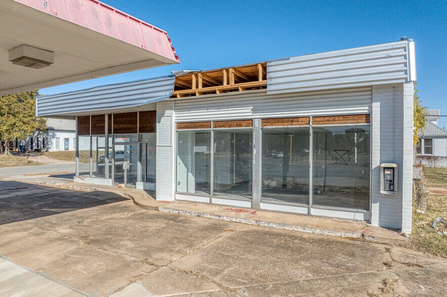 More Photos Of 212 N Austin Ave, Denison Bank For Sale