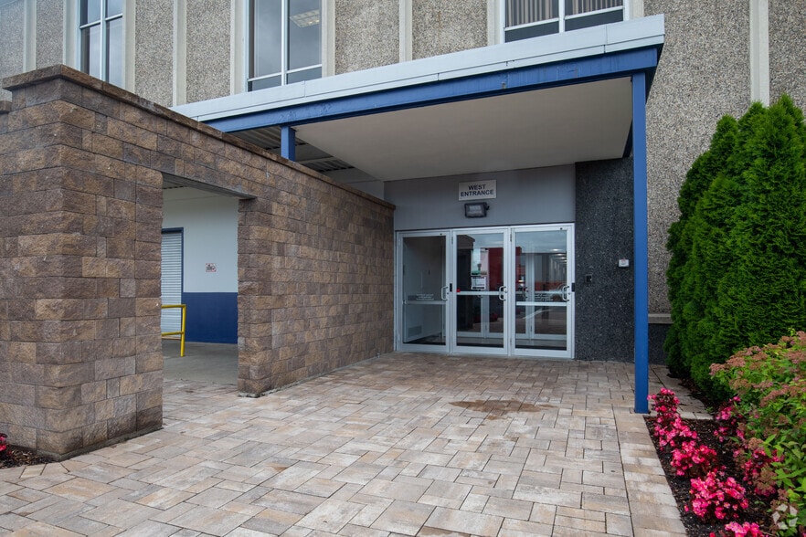 More Photos Of 999 Stewart Ave, Bethpage Office For Lease