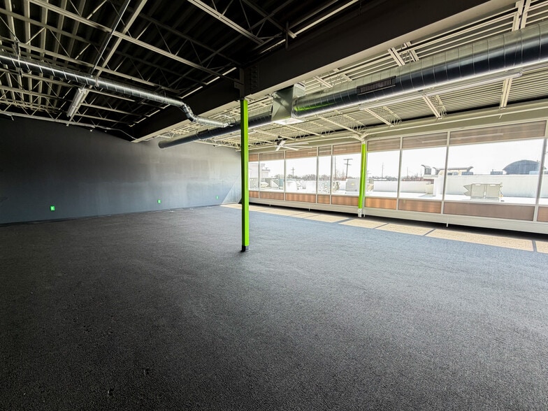 More Photos Of 1721 Crooks Rd, Troy Storefront For Lease