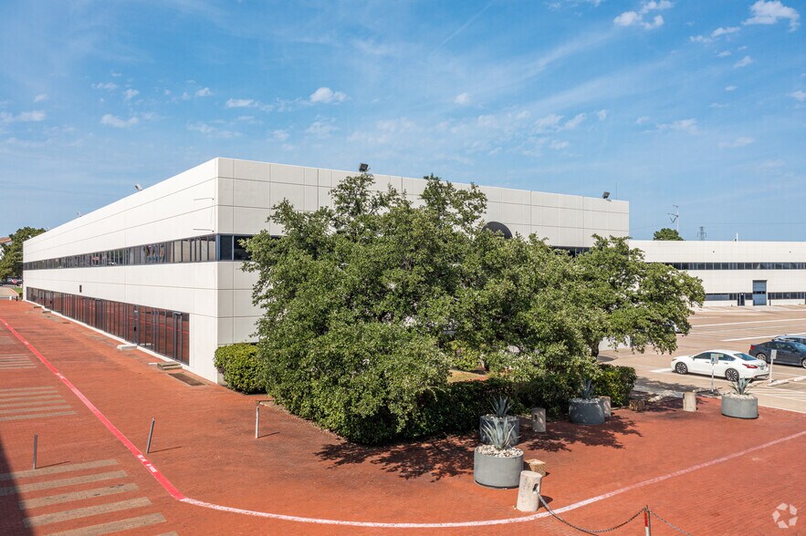 More Photos Of 400 E Royal Ln, Irving Unknown For Lease