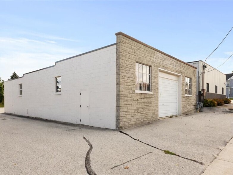 More Photos Of 403 S 4th Ave, Saint Nazianz Service For Sale