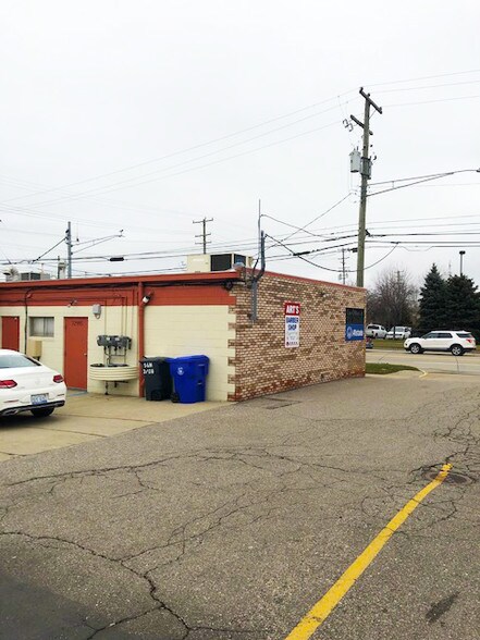 More Photos Of 16744-16750 E 14 Mile Rd, Fraser Freestanding For Lease