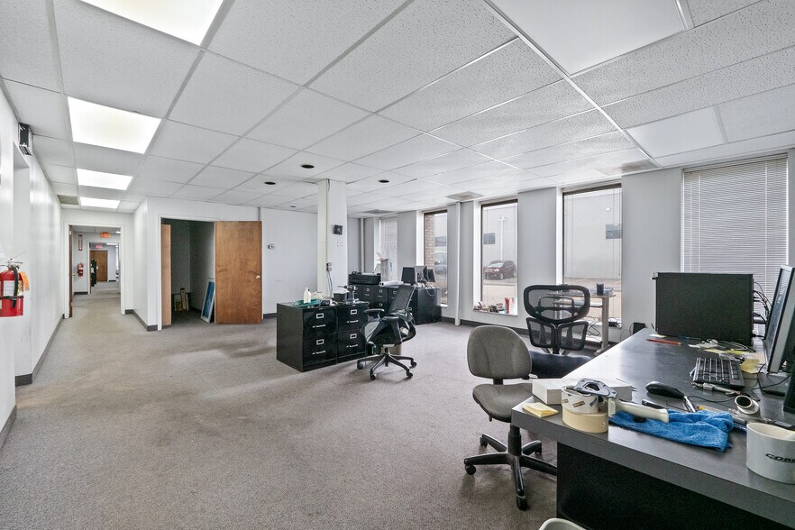More Photos Of 32301 Howard Ave, Madison Heights Manufacturing For Lease