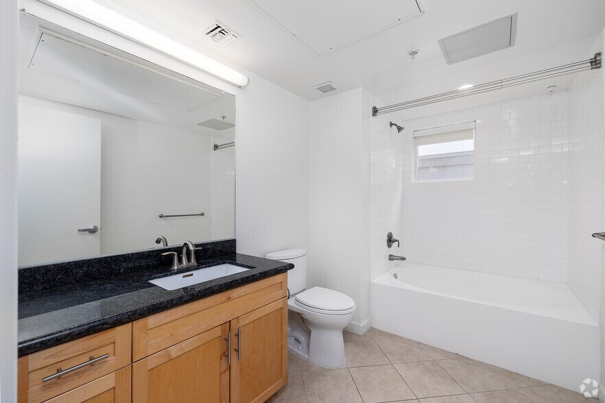 More Photos Of 214 Santa Monica Blvd, Santa Monica Apartments For Lease