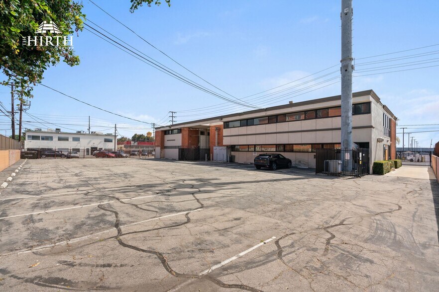 More Photos Of 8621 Bellanca Ave, Los Angeles Office For Sale