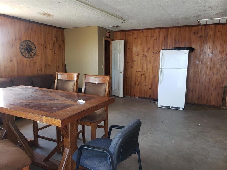 More Photos Of 1209 Bessemer Ave, Llano Light Distribution For Sale