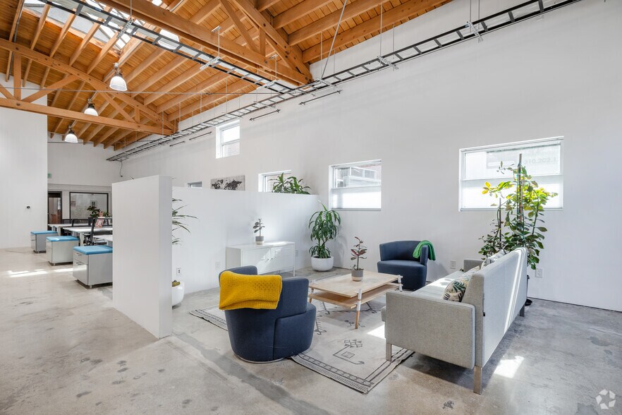 More Photos Of 3384 Robertson Pl, Los Angeles Unknown For Lease