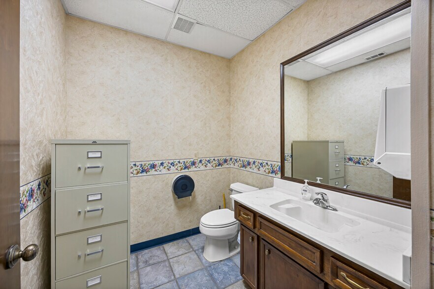 More Photos Of 105 Commercial Cir, Conroe Medical For Sale