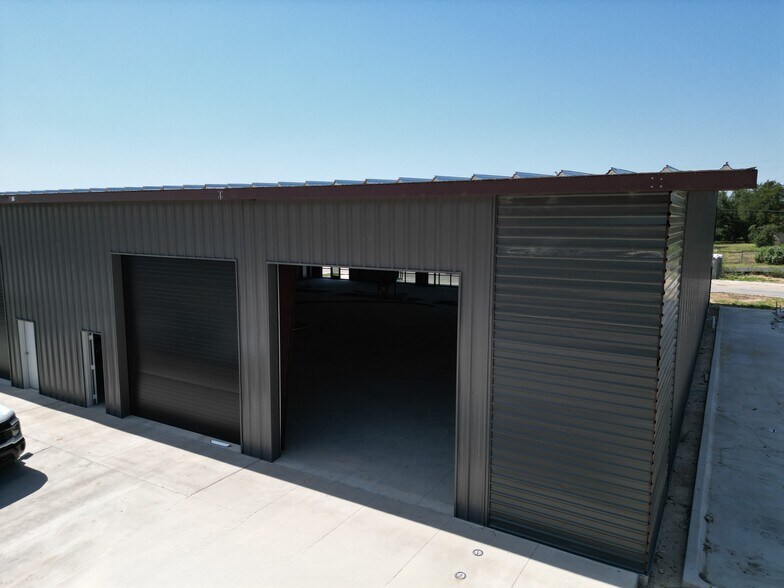 More Photos Of 7000 Airport Rd, Georgetown Light Distribution For Sale